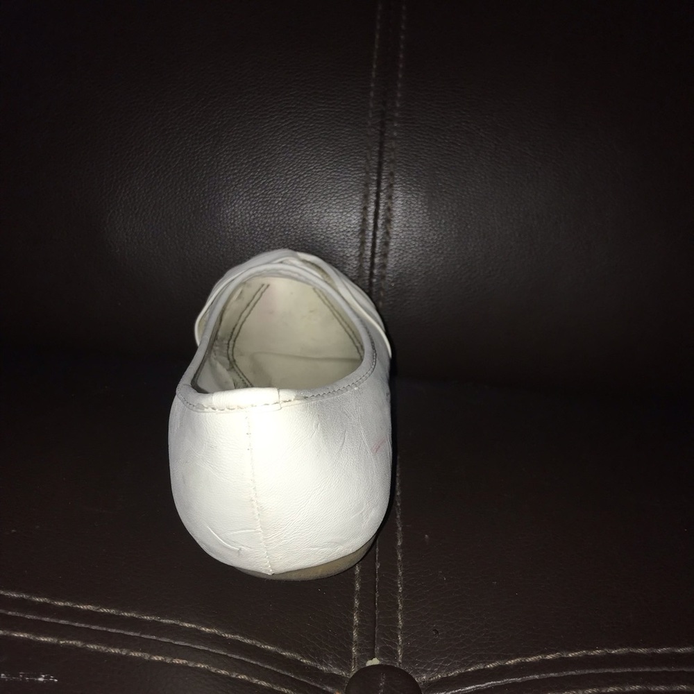 WHITE FLATS - Picture 3 of 7